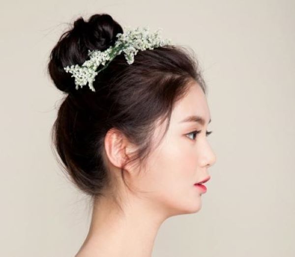 2019年流行的韩式新娘妆发型主要有仙女编发,蓬松丸子头,斜刘海盘发