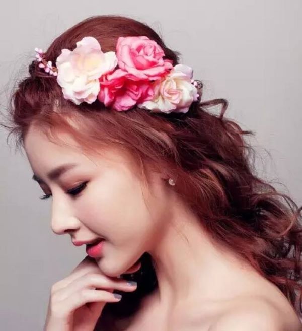 2019年流行的韩式新娘妆发型主要有仙女编发,蓬松丸子头,斜刘海盘发