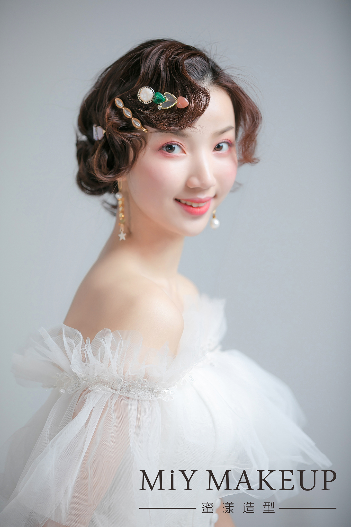 首席化妆师案例--复古手推波纹打造可爱气质