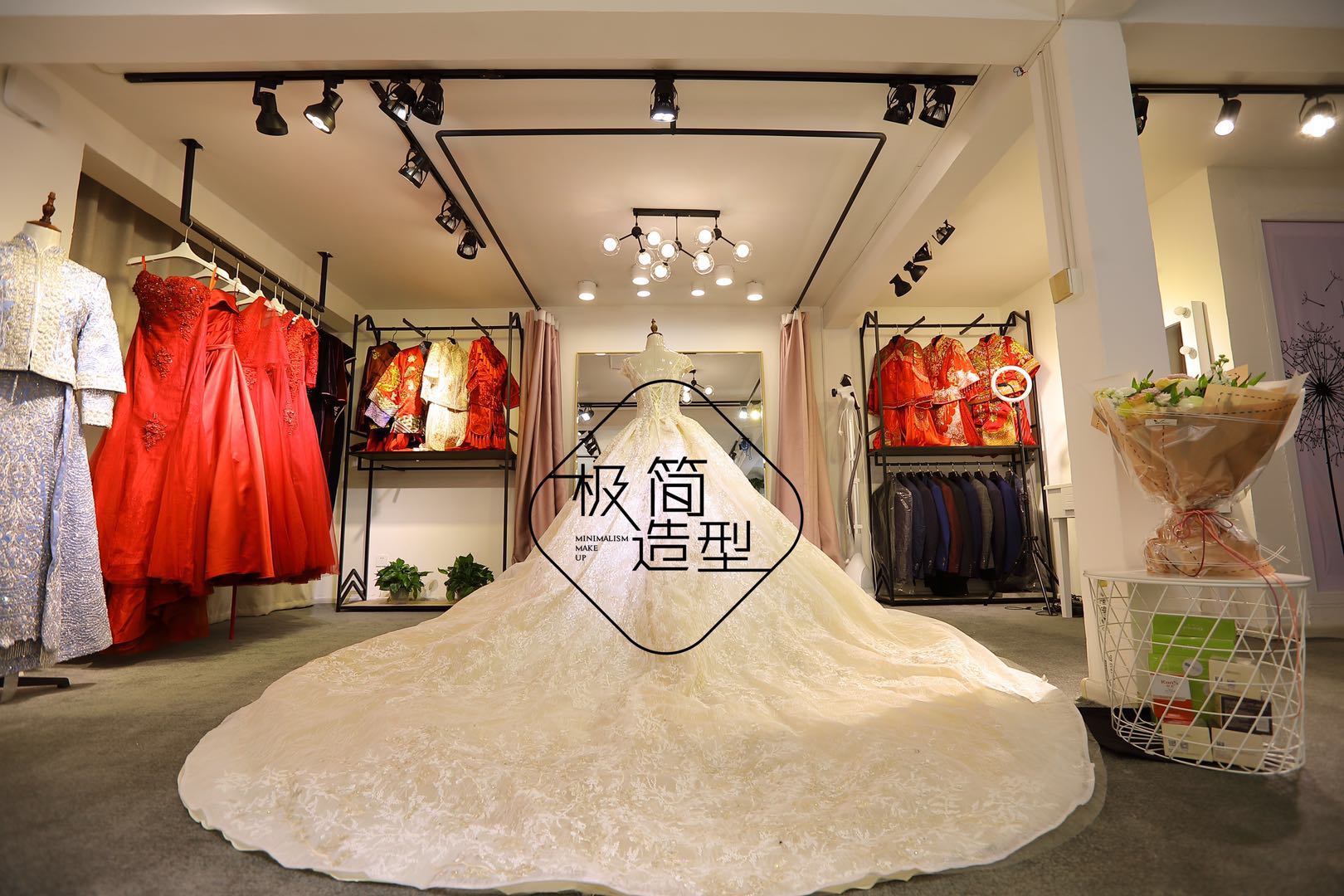 极简造型婚纱礼服馆