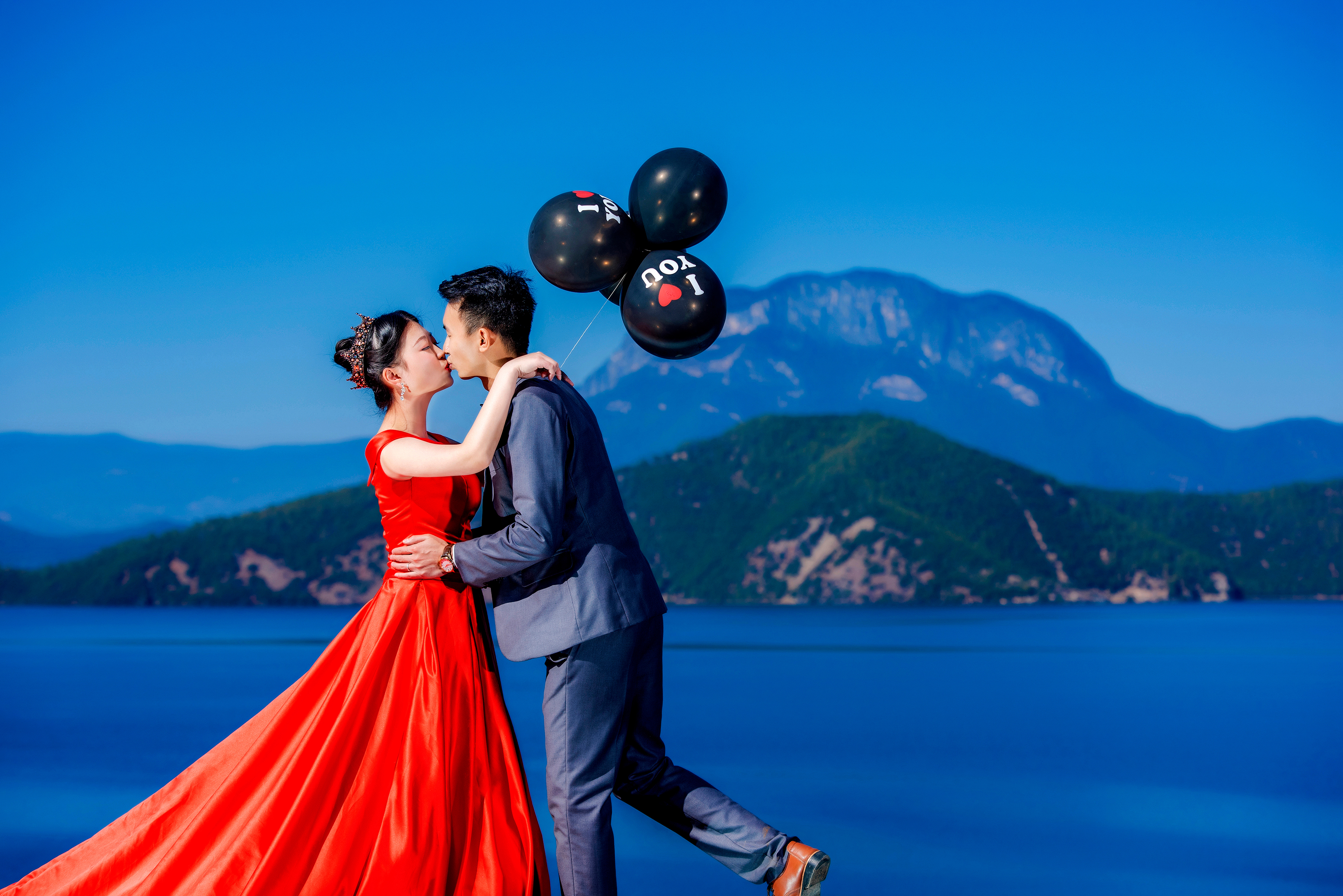 瀘沽湖婚紗全天環(huán)湖拍攝+四服四造+精修50張