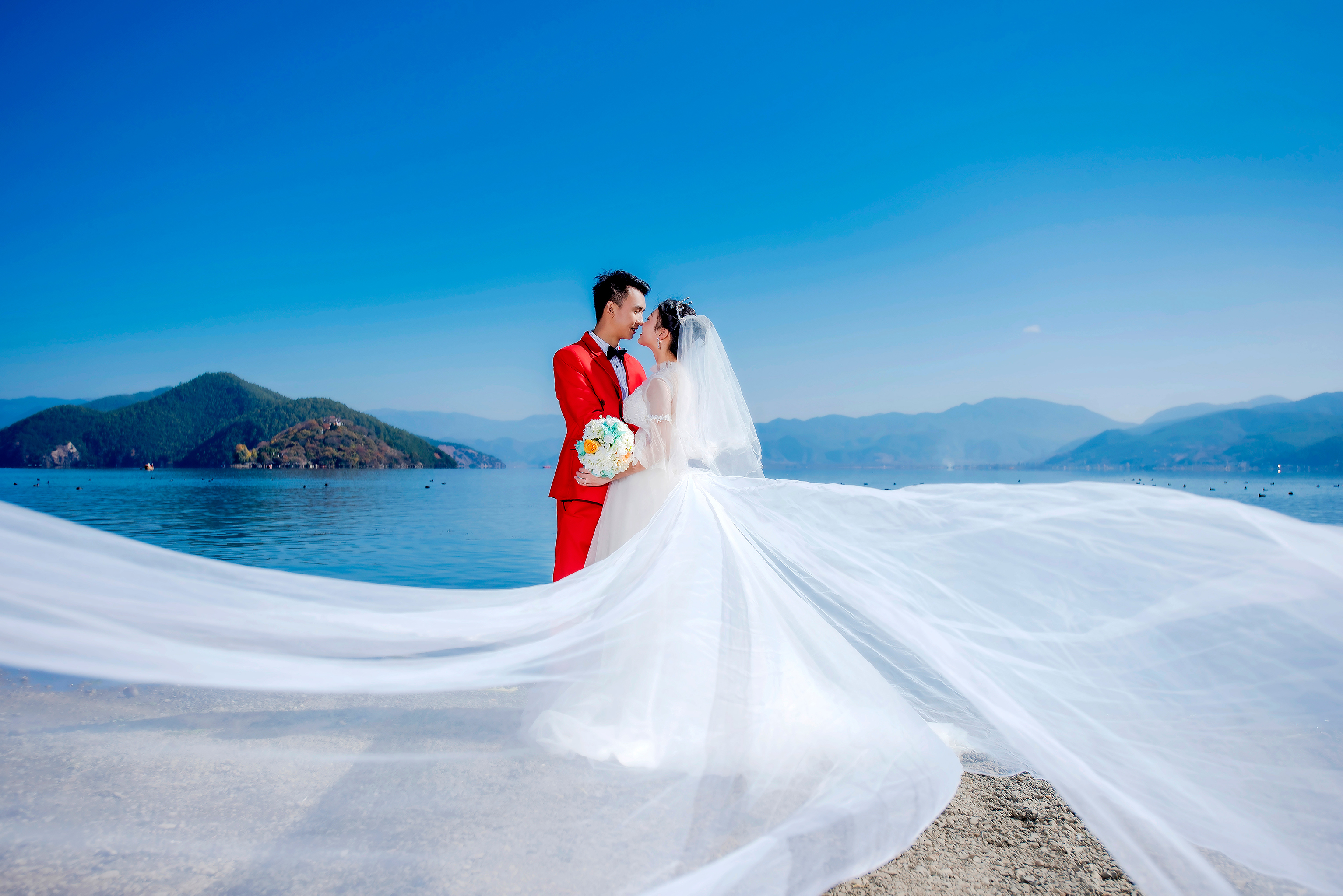 瀘沽湖婚紗全天環(huán)湖拍攝+四服四造+精修50張