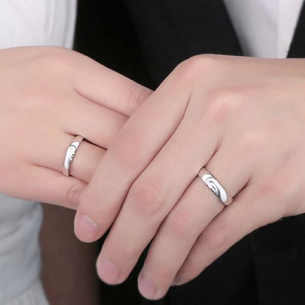 送女朋友戒指戴哪只手 情侶戒指戴法解析