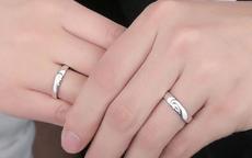 送女朋友戒指戴哪只手 情侣戒指戴法解析