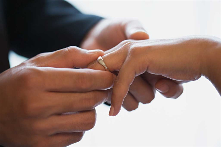 求婚戒指戴哪个手指 求婚成功怎么给女朋友戴戒指