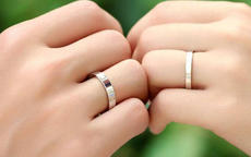 未婚情侣的戒指，男女分别应该戴在哪只手？情侣戒指的正确戴法