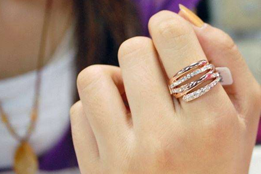 戒指戴在食指是什么意思