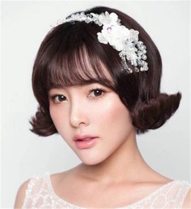 用38号的蝴蝶夹烫出优美的线条,注意韩式复古的新娘发型需要做到每