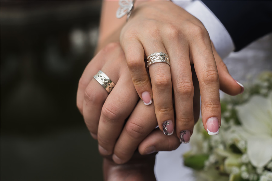 结婚戒指女生应该戴哪只手 婚戒什么时候戴