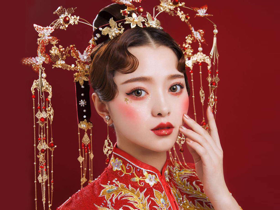 结发为夫妻，恩爱两不疑。