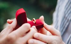 结婚戒指戴哪个手指 男女佩戴婚戒的讲究