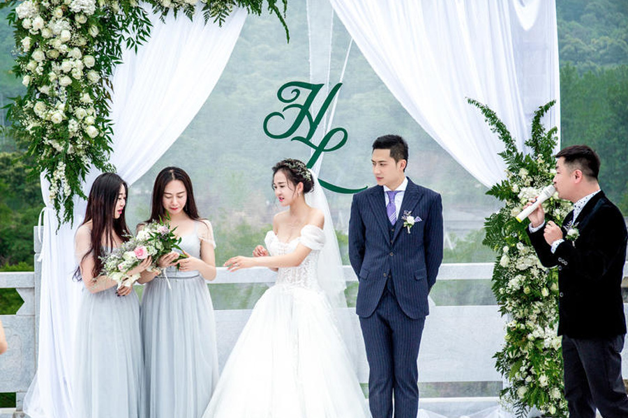 短发拍婚纱好看吗？短发拍婚纱照造型盘点