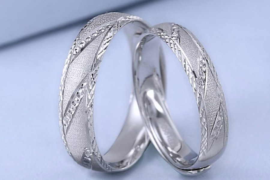 女性结婚戒指戴哪个手指？