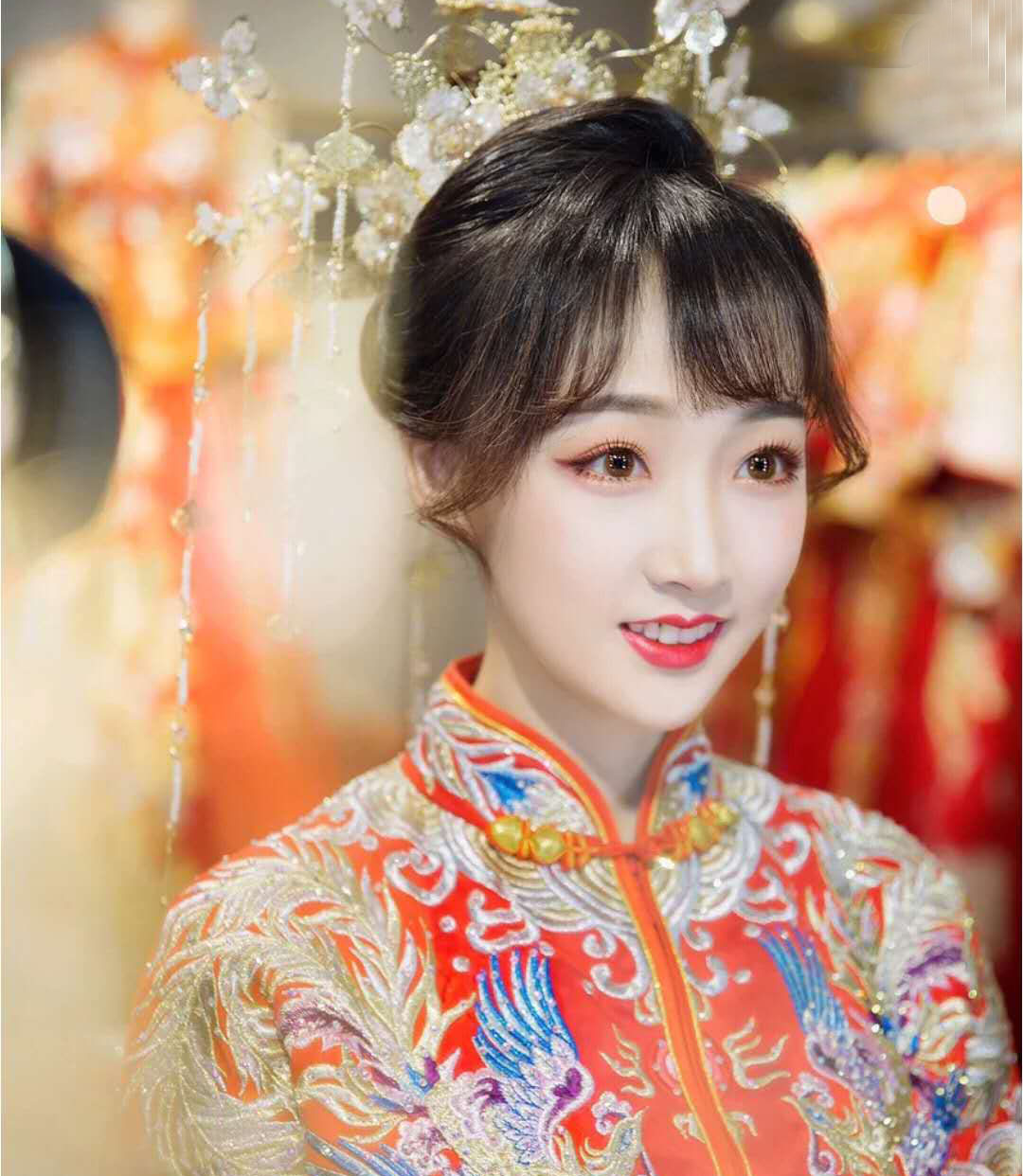 小学生的脸，芭比娃娃的眼睛！