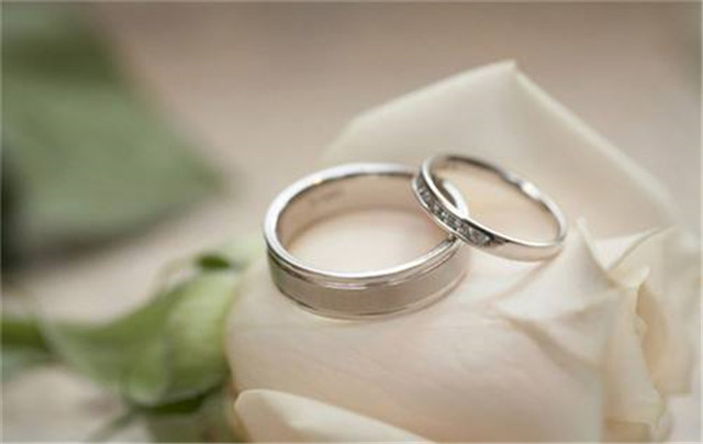 结婚戒指女的戴哪只手是正确的 女生婚戒的正确戴法