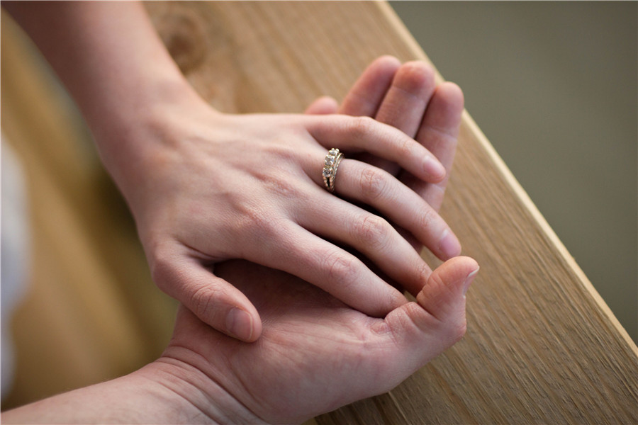 结婚戒指女生应该戴哪只手 结婚戒指戴左手还是右手