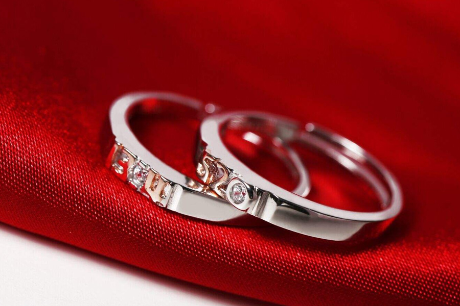 结婚戒指什么时候买啊？