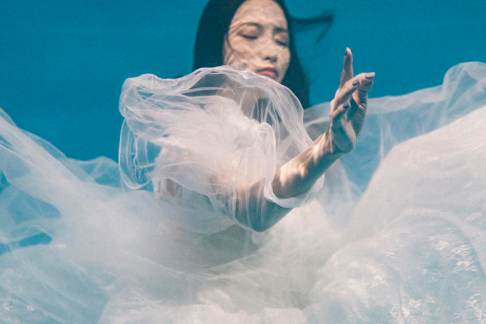 青岛水下婚纱照拍摄技巧和注意事项