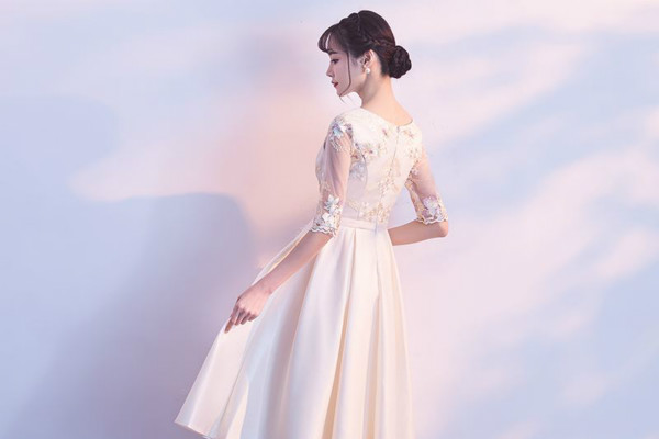 参加婚礼的女孩穿什么衣服合适