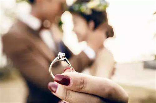 男生结婚戒指戴哪个手指 正确婚戒戴法你知道吗