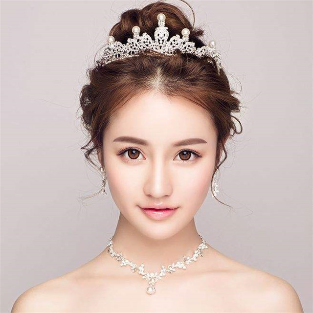 1,花苞头花苞头是韩式婚纱照中经常出现的一款发型,打造起来不是特别