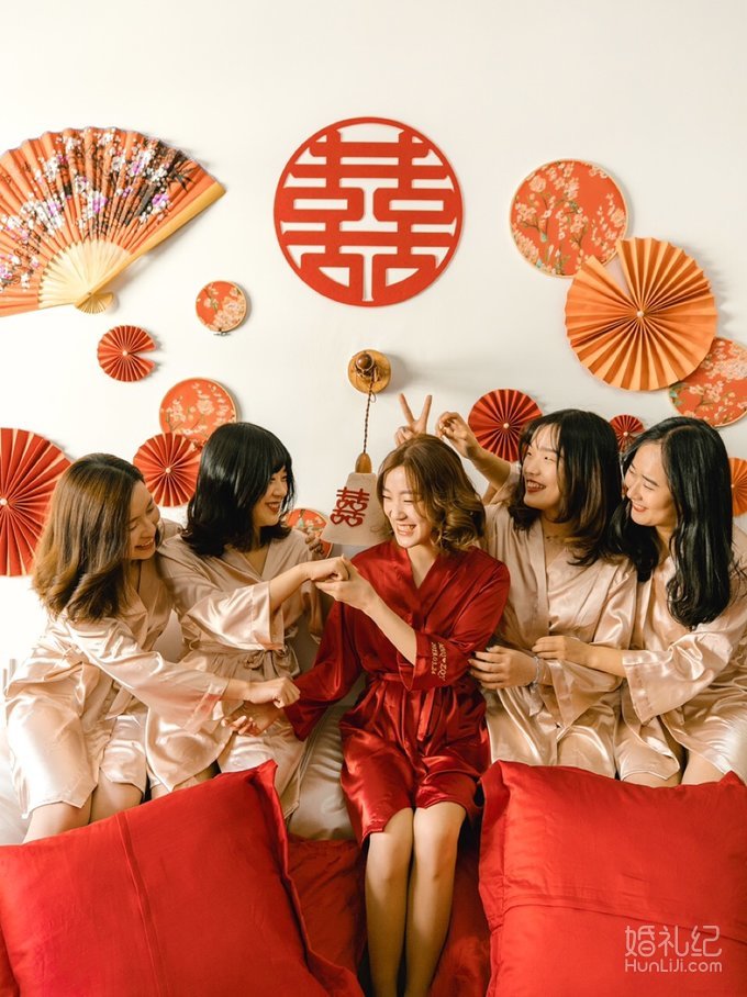 教科书式婚房布置 一个囍字撑场