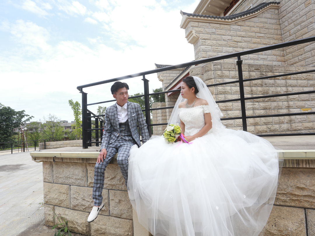 【依戀婚紗攝影】  十服十造美拍中