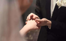 男人结婚戒指戴哪个手指图片