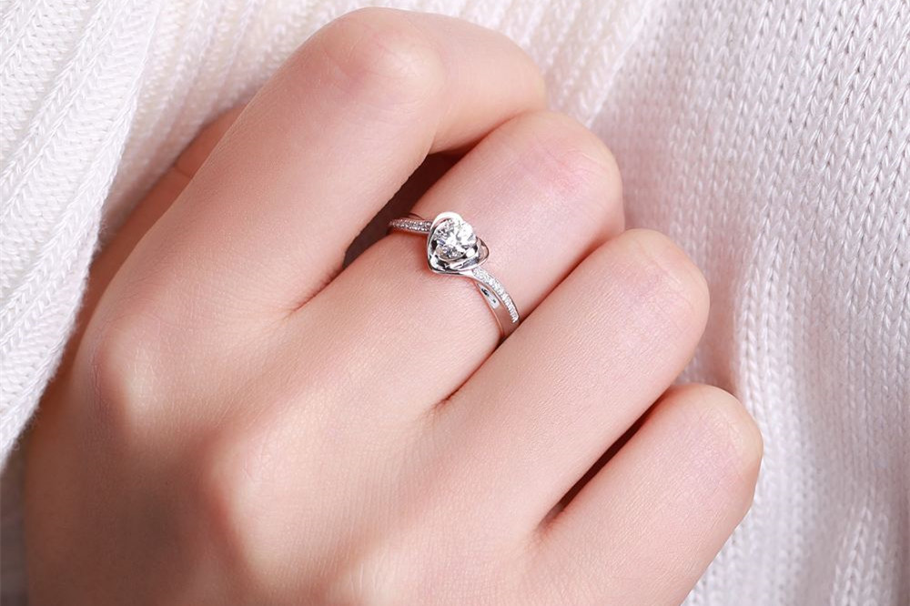 求婚戒指戴哪个手指女 90%都戴错了！
