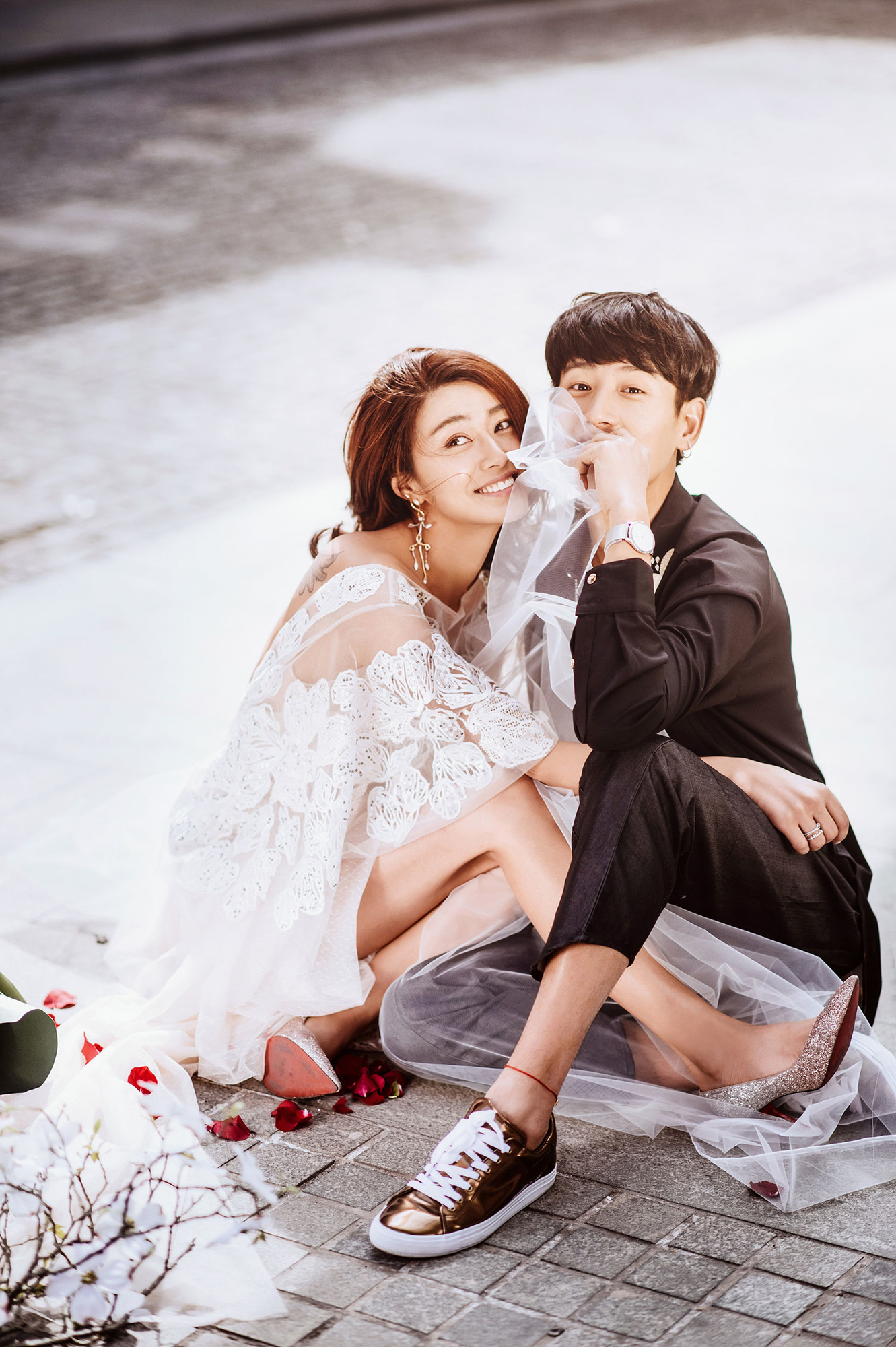 街拍婚纱照#文艺旅拍-20岁我们结婚吧!