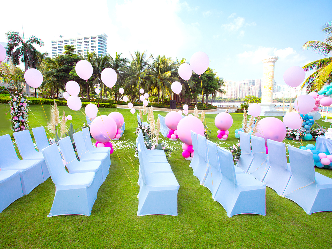 三亚山海天蓝白气球鲜花草坪婚礼超值场地布置