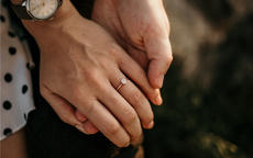 情侣戒指男女带哪个手 左手还是右手