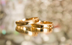结婚戒指一般买黄金的还是钻石的