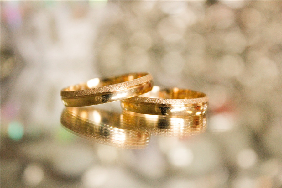 结婚戒指买黄金还是钻石