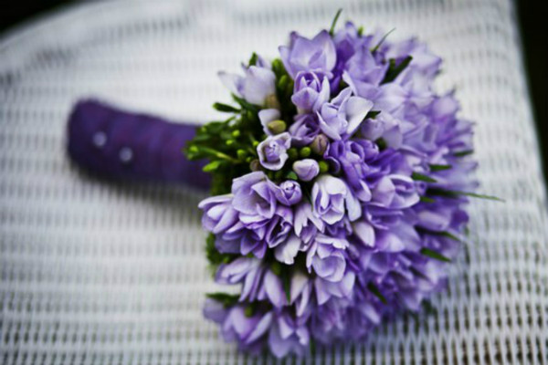 紫色手捧花花束