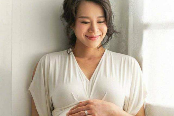 为什么明星怀孕都化妆 明星孕期的护肤指南