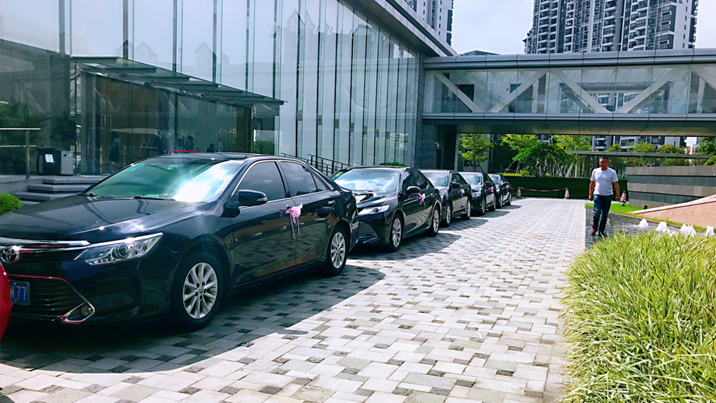 【奔驰】S500/1辆 + 【丰田】凯美瑞/3辆 or 【丰田】皇冠/3辆