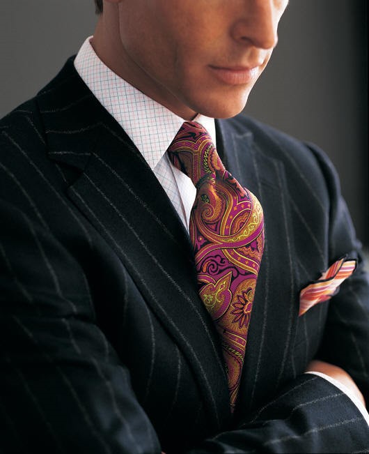 黑色西装+紫色图腾领带搭配