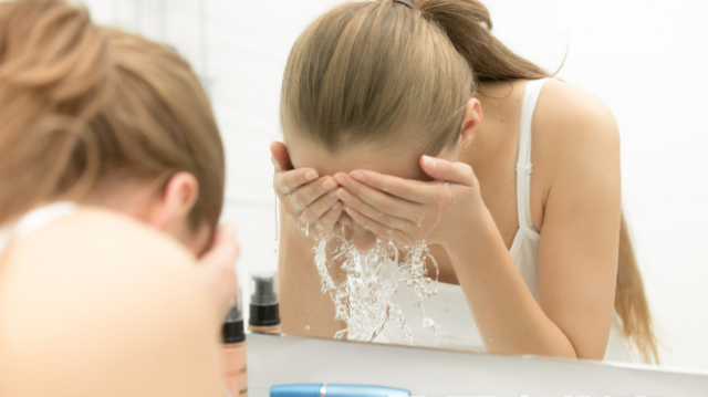 /女性在洗脸