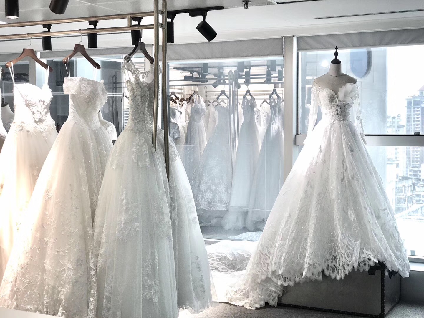 EF伊物婚纱礼服馆