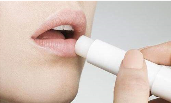 唇膏的使用方法 使用唇膏的注意事项