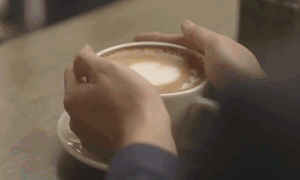 一起喝咖啡时捂住对方的手