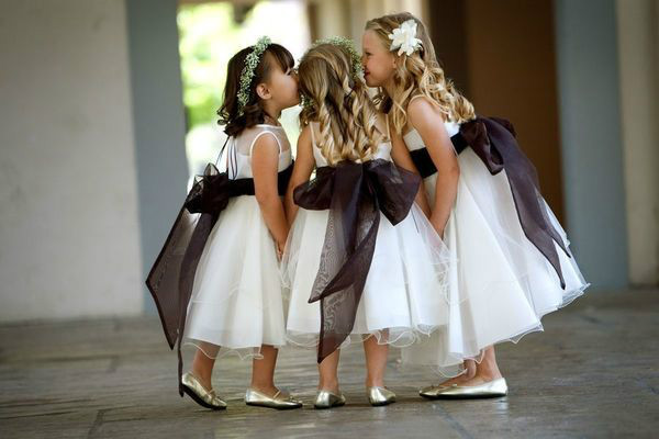 如何挑选花童穿的儿童婚纱礼服