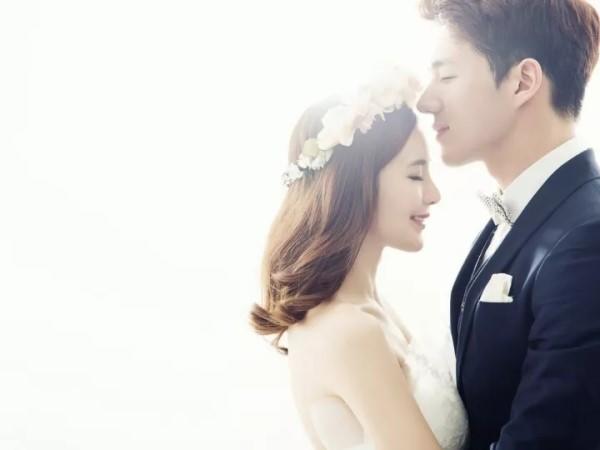 床头婚纱照选姿势适当亲昵的照片