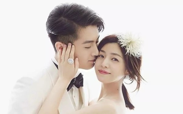 室内婚纱照选择的适当亲昵的照片