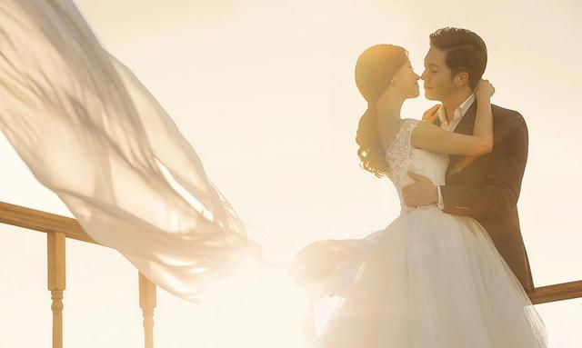 床头婚纱照适合的适当亲昵风格