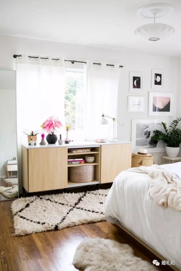 卧室床头婚纱照上墙摆侧面