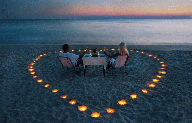 在海边吃晚餐的情侣