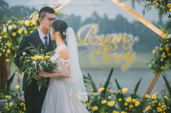 婚礼外景现场男女相拥亲吻