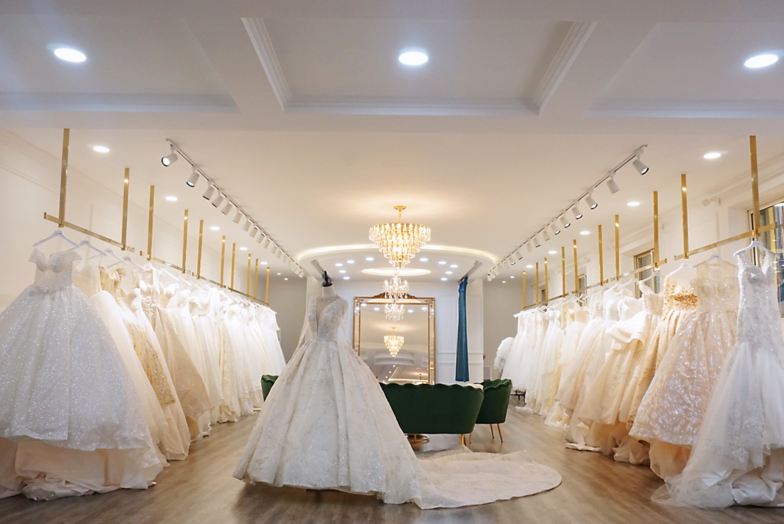 小乔初嫁轻奢婚纱礼服集合店(沈阳店)
